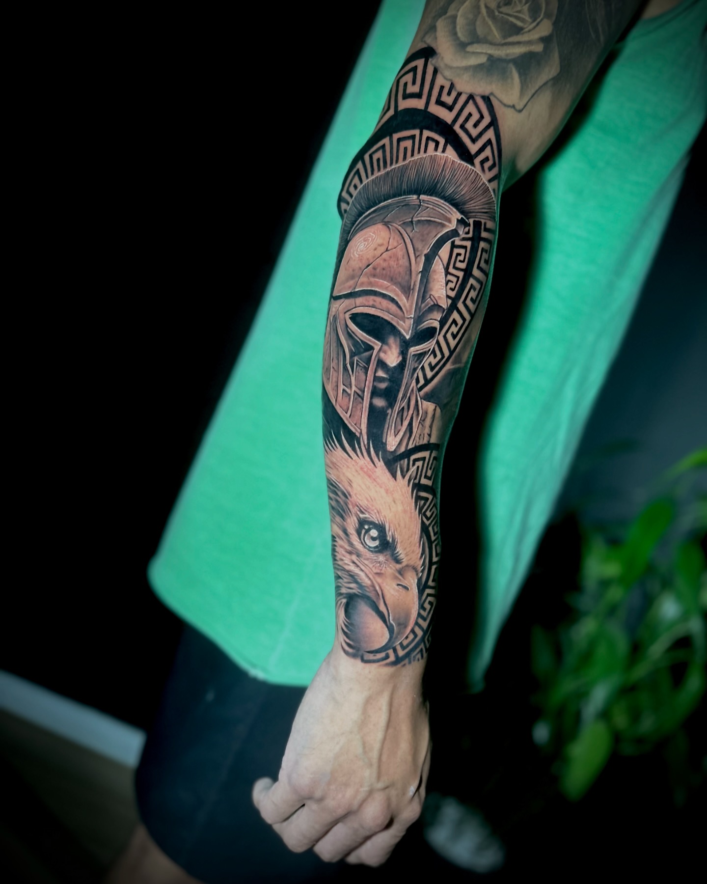 Tatuagem realismo preto e cinza — guerreiro espartano e águia