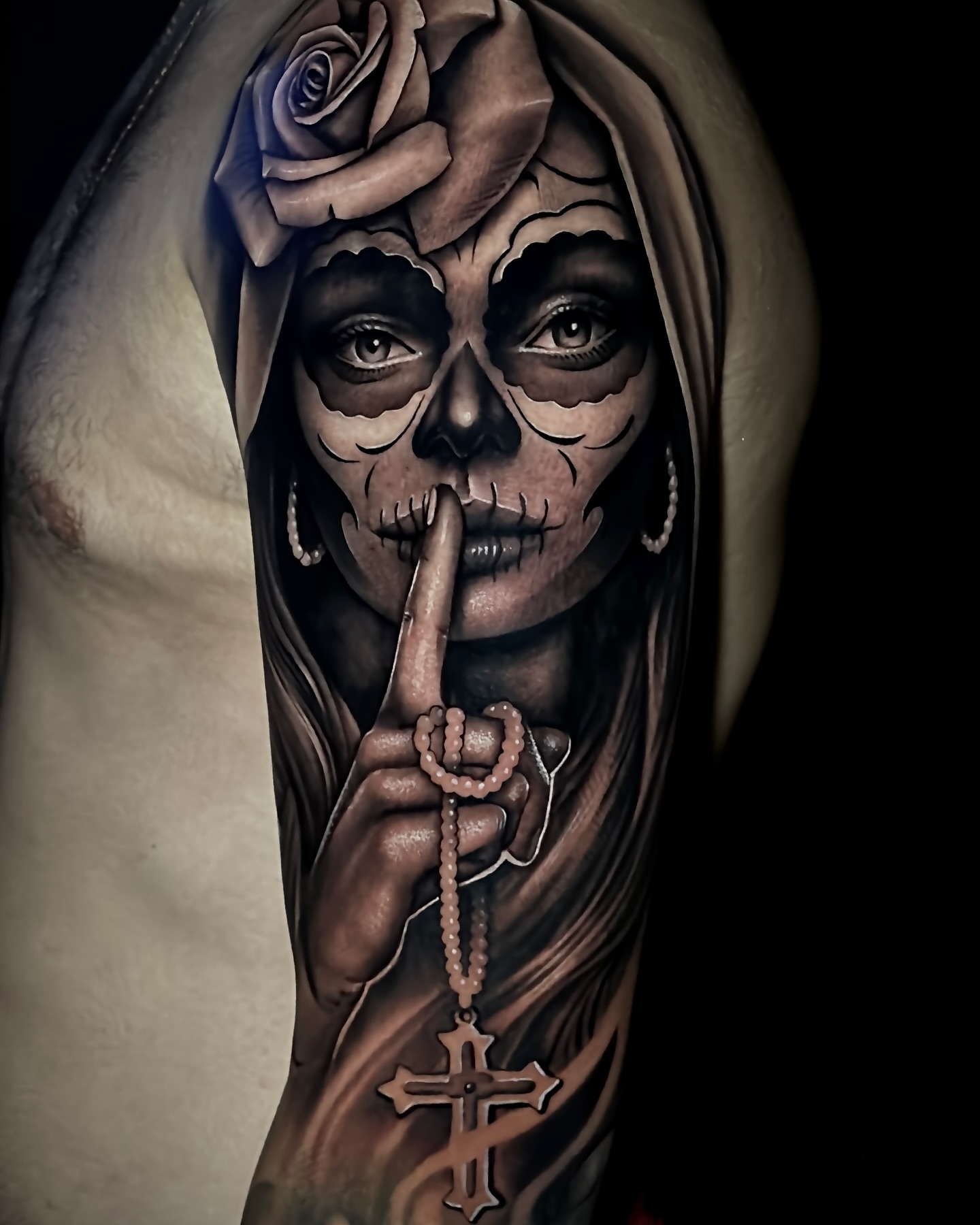 Tatuagem realismo preto e cinza — retrato de catrina com rosa