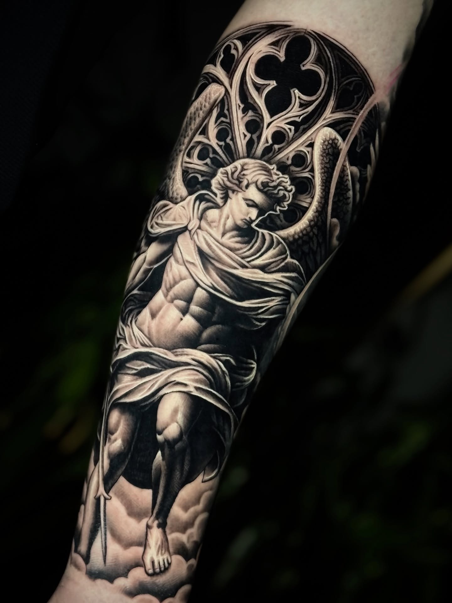 Tatuagem realismo preto e cinza — anjo com vitral gótico